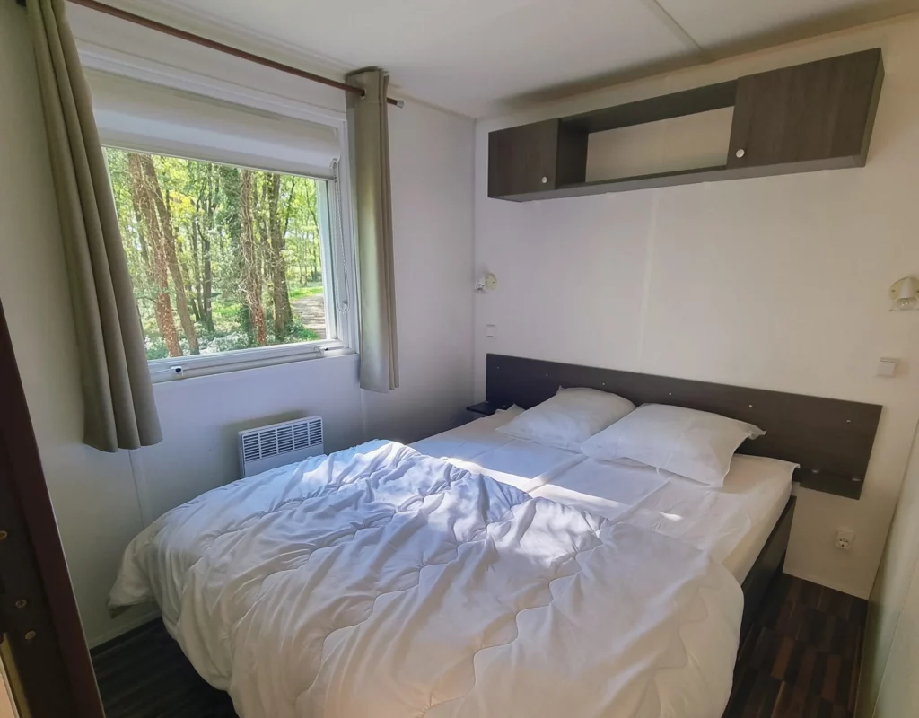Chambre 1 avec 1 lit double mobil-home 6 personnes