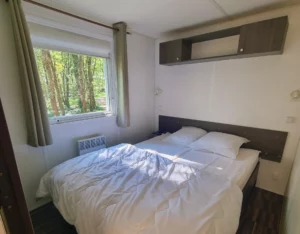 Chambre 1 avec 1 lit double mobil-home 6 personnes