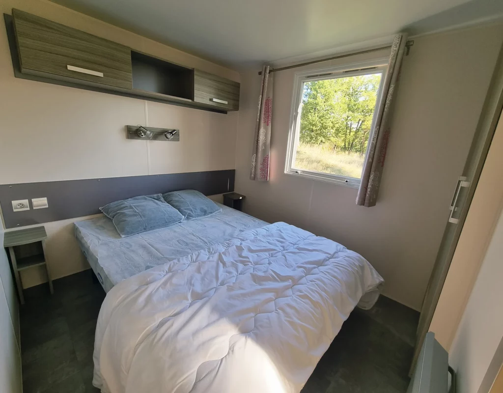 Chambre 1 avec 1 lit double mobil-home 4 personnes