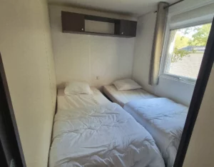 Chambre 3 avec 2 lits simples mobil-home 6 personnes
