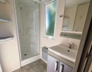 Salle de bain mobil-home 4 personnes